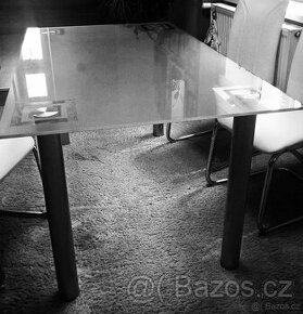 Kuchyňský stůl s pískovaným sklem