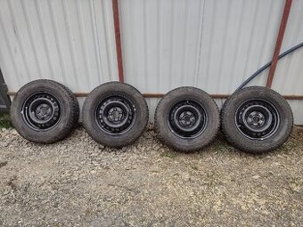 VW T5 kola, celoroční offroad pneumatiky Yokohama Geolandar