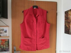 Pěkná tm. červená lehká vesta, vel. 46 (XL)