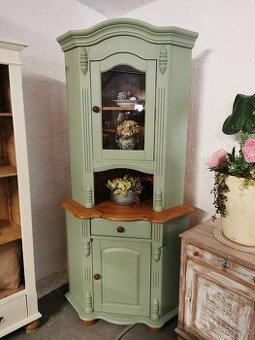 Rohová vitrína Cottage Green Maxi.