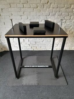 Armwrestlingový stůl na páku