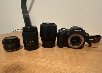 Sony Alpha A300 + 3 objektivy (včetně Minolta 50mm) + batoh