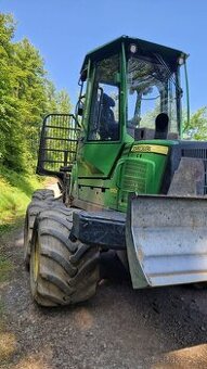 Vyvážecí souprava JOHN DEERE 1010E pevná kabina