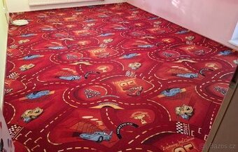 Dětský koberec 3.2m x 4.9m s motivem z filmu Auta (Cars)