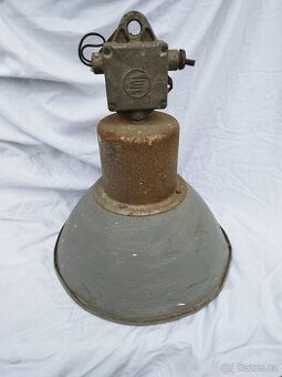 P: Staré dílenské výbojkové světlo