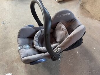 Maxi Cosi - s novorozeneckou vložkou