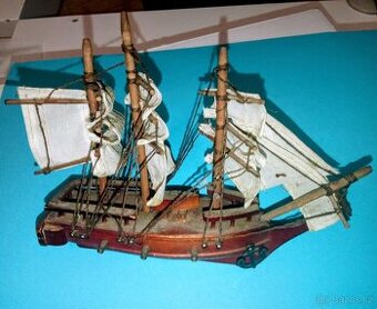 Starý dřevěný model plachetnice