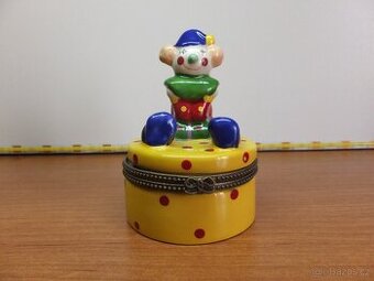 Starožitná kulatá porcelánová šperkovnice - klaun.