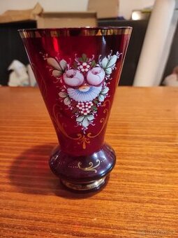 Skleněná rubínová váza Bohemia, ručně malovaná