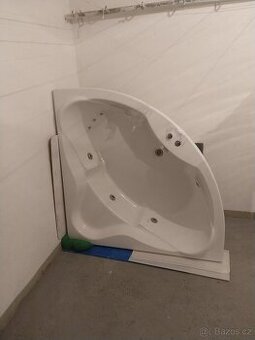 Nikdy nepoužitá rohová hydromasážní vana