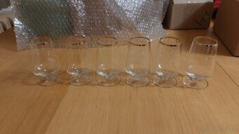 malé skleničky na víno - koštovky, případně velké panáky