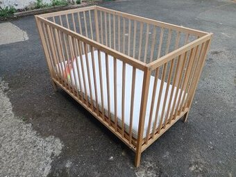 Dětská postýlka včetně příslušenství.