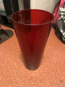 červená skleněná váza