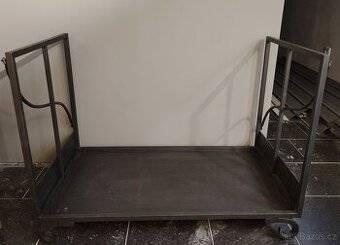 Kovaný stojan na dřevo.