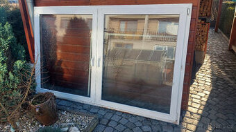 Plastové bílé okno