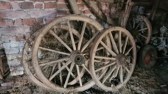 Dřevěná kola, stodola, úklid, loukotě, mlátička