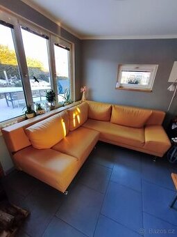 Žlutá rozkládací sedačka