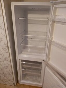 LEDNICE HISENSE 1ROK STARÁ