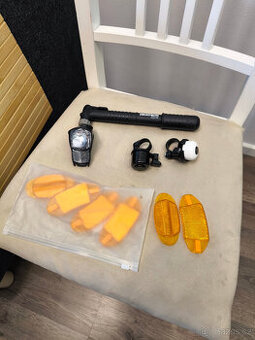 Prodám sadu doplňků (viz foto): pumpička, světlo, zvonky