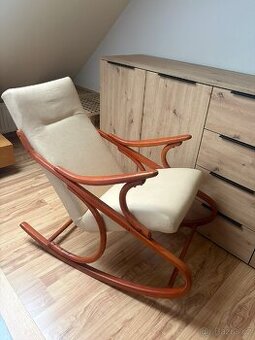 Krásné ikonické houpací křeslo TON