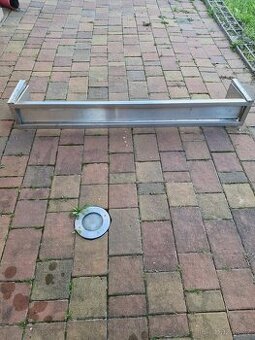 NEREZ PODSTAVEC NA CHLADÍCÍ VITRÍNU