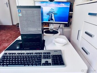 Dell PC, monitor, klávesnice, myš a WiFi router Asus, SSD