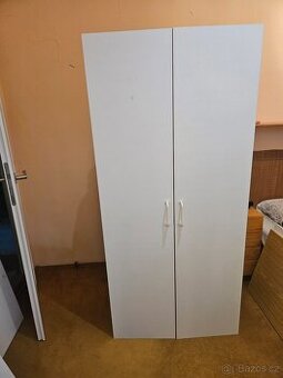 Bílá šatní skříň s nástavcem