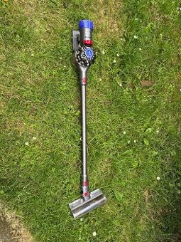 DYSON V8