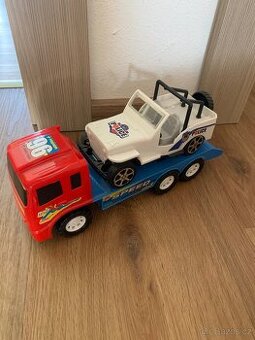 Auto tahač s autem na korbě
