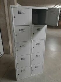 Kovová šatní skříň s 10ti uzamykatelnými boxy