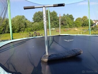 Koloběžka na trampolínu