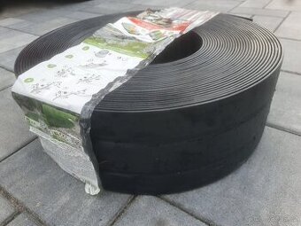 Plastový obrubník neviditelný 12,5 cm x 25 m černý