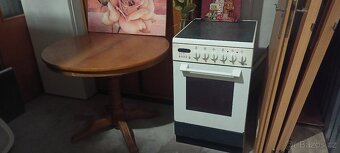 Sporák se sklokeramickou deskou na 380, digestoř.