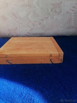 Dřevěná krabíčka na ukládání zkumavek.