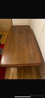 Masivní dřevěný stůl