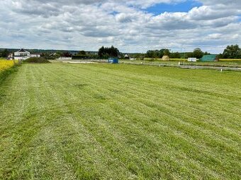 Poslední volný pozemek na sjezdu D6 nedaleko od Loun - 1