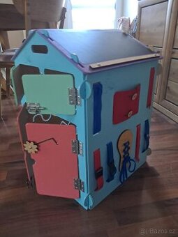 Activity board - domeček