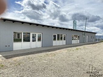 Komerční prostory o velikosti 32 m2 s vyhrazeným parkovacím 