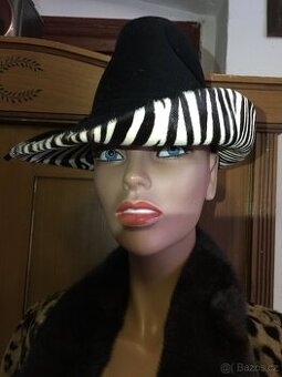 Krásný starožitný luxusní klobouk zebra