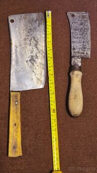 Dva staré řeznické sekáčky na maso.