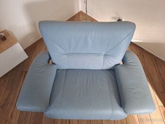 Koženkové světle modré křeslo