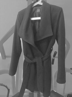 Černý krátký zimní kabát