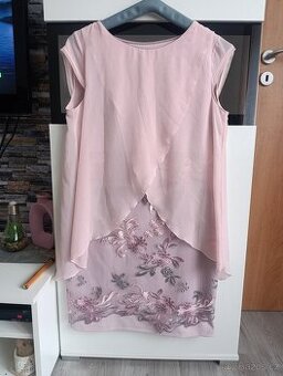 Růžové společenské šaty