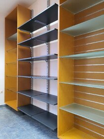 Policová stěna (regál) do prodejny, kanceláře