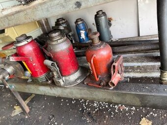 Zvedák hydraulický