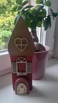 Dřevěný baráček - domeček, kostelík na parapet okna č. 18