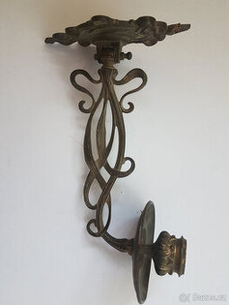 Postelové kování, záclonová konzola, klavírový svícen.