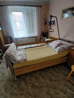 Polohovací postel pro seniory