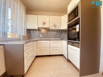 Prodej bytu 3+1 (64 m2) se zahrádkou, balkonem, garáží a skl
