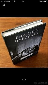 Kniha Tma mezi hvězdami